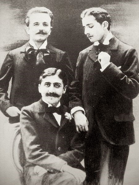 Marcel Proust (sentado), além de Robert de Flers e Lucien Daudet, em 1894, aproximadamente.